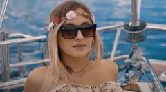 Randka na dzikiej plaży?! Wokalista disco polo zaskoczył nowym materiałem! Fani: „Ładnie czachę dymi„