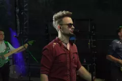 Uwielbiany przez Polaków HIT „Jak się bawią ludzie„ na żywo w wykonaniu zespołu Roy w Iwkowej! VIDEO podbija sieć
