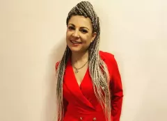 Magdalena Narożna z zespołu Piękni i Młodzi w odważnej czerwonej kreacji! Gwiazda disco polo kradnie tym strojem całe show! 