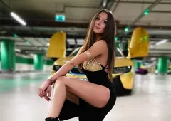 Opadną Wam szczęki! Zjawiskowa wokalistka disco polo eksponuje nogi w obłędnej stylizacji! Co za figura! 