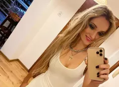 Zjawiskowo piękna wokalistka disco polo zachwyca olbrzymim dekoltem! Gwiazda lada moment otwiera własną szkołę! 