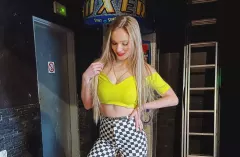 Zjawiskowa wokalistka disco polo kusi w kusej spódnicy! Uwagę zwracają jej zgrabne nogi! 
