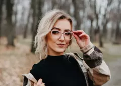 Znana wokalistka wygląda jak prawdziwa femme fatale?! Elwira Matysiak Casandra kusi w seksownych okularach! Fani w szoku!