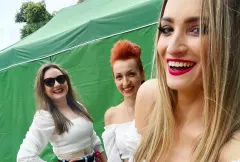 Znane artystki disco polo pochwaliły się weselną fotką! Dziewczyny w kolorowych strojach wyglądają niezwykle atrakcyjnie! 