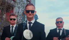 Michał Misiek Koterski w nowym teledysku zespołu MIG. Nowość „Kocham Cię jak wariat„ podbija internet! Czy to będzie wakacyjny hit?
