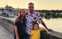 Czadoman pokazał się z córkami na wakacjach! Wokalista zwiedza Pragę w rodzinnym towarzystwie „Udanych wakacji z rodzinką!„
