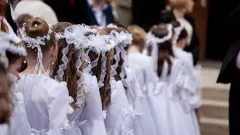 Dzieci podczas pierwszej komunii zaśpiewały w kościele piosenkę disco polo! Szokujące wideo wyciekło do sieci! 