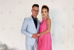 Znany wokalista disco polo w objęciach pięknej żony! Kuba z formacji Playboys na przyjęciu weselnym robi furorę! „Piękna para„!