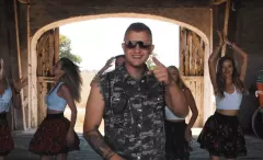 Dawid Narożny zaprosił do klipu byłą dziewczynę rywala z Prime MMA! Przepiękna Ola Mizgalska uwodzi w teledysku pt. „Jaka to Panienka„!