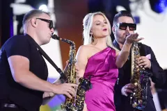 Znany wokalista disco polo zrobił furorę podczas występu w Wilnie! Andre zaśpiewał największy hit „Ale Ale Aleksandra„ i rozkręcił Wakacyjną Trasę Dwójki!
