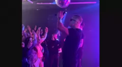 Zobacz, jak Dawid Narożny, ikona disco polo, zachwyca fanów na żywo swoim hitem ”Łobuz kocha najbardziej”