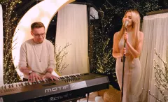 Zobacz, jak ten duet zmienia świetny numer disco polo! Ich wersja „Będę czekać„ grupy Classic to coś więcej niż cover! Będziecie mieli ciarki