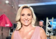 Żona Sławomira przyćmiła inne gwiazdy na Festiwalu w Opolu! Artystka błyszczała w szykownej sukni na czerwonym dywanie!

