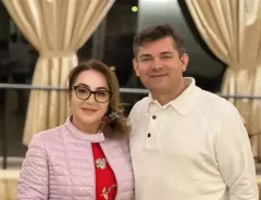 Żona Zenona Martyniuka - Danuta przyłapana w objęciach jego kolegów! W komentarzach poruszenie! 
