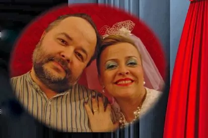 „Mąż zmarł, ale już mu lepiej" - piosenkarka w sztuce teatralnej