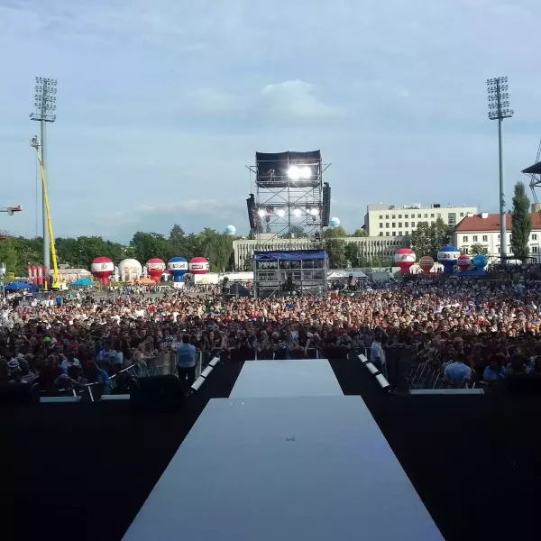 "Impreza 25 lat disco polo trwa w najlepsze! Tłumy fanów pod sceną!