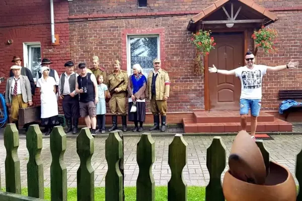 Ojcowski sierp oraz Brymucha Kargula w rękach Andre! - wokalista odwiedził historyczne miejsce