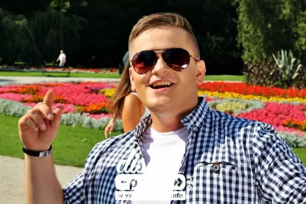 Arek Kopaczewski: idzie po sukces jak po swoje! Singiel w nowej wersji | NOWOŚĆ