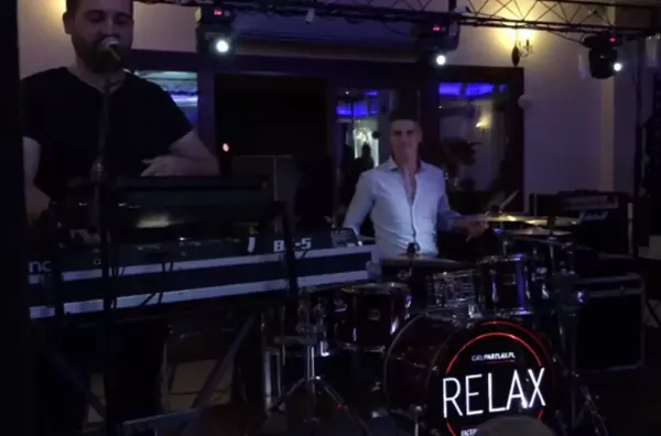 Czarek jest już po ślubie. Artysta zagrał z orkiestrą na swoich poprawinach | VIDEO