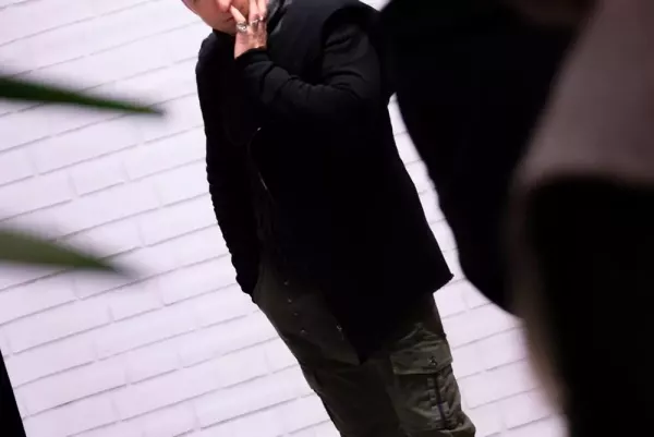 Artysta disco w roli sutenera?! Co go łączy ze striptizerką? 