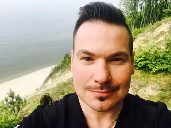 Swoje urodziny obchodzi dzisiaj: Mariusz Gaweł ( Cord) | Czego życzycie artyście?
