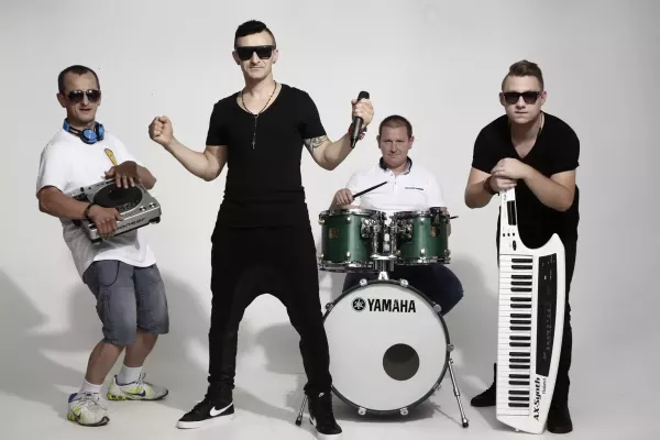 Zespół Baflo nadciąga z nową produkcją pt. „Ona bije go” 