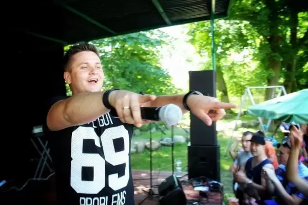 Arek Kopaczewski - „A ja tęsknię” w wersji koncertowej po kilku latach od premiery! Jak brzmi? | VIDEO
