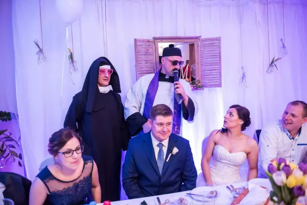 Tego świat jeszcze nie widział! Grono duchownych w klipie disco polo!