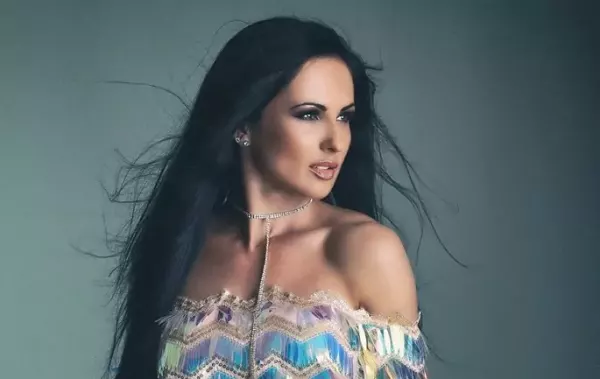 Przepiękna wokalistka disco polo w czarnych długich kozakach! Fani zachwyceni