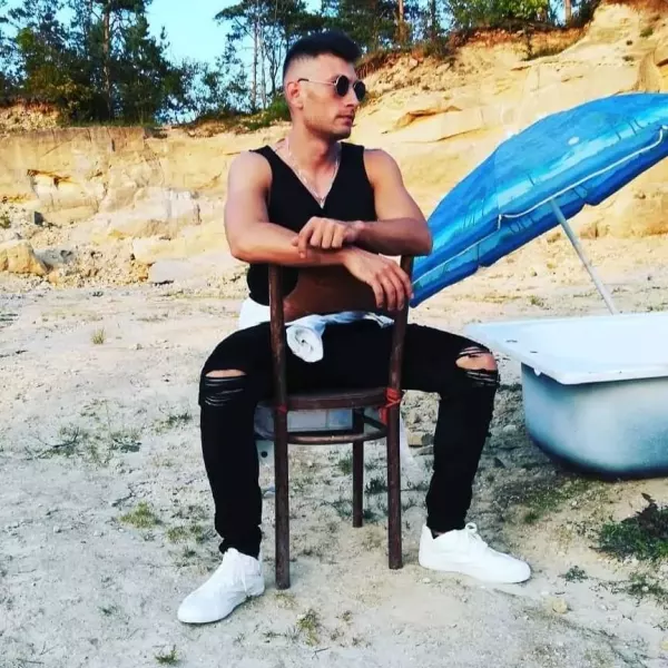 Wokalista disco polo sparodiował muzyczny talent show. Wcielił się m.in. w  popularnych jurorów! 