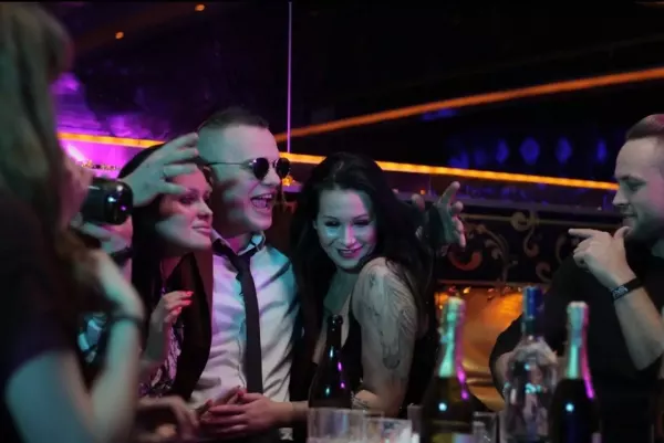 Joint nagrał produkcję disco polo pt. "Kręcisz mnie". U jego boku wystąpiła Mariia Markova