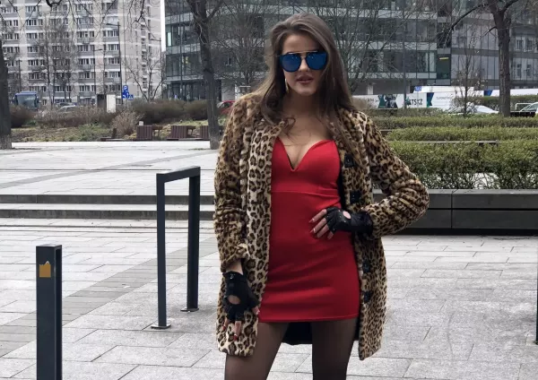 Krótka sukienka, długie nogi! Przepiękna wokalistka disco polo z nowością! 