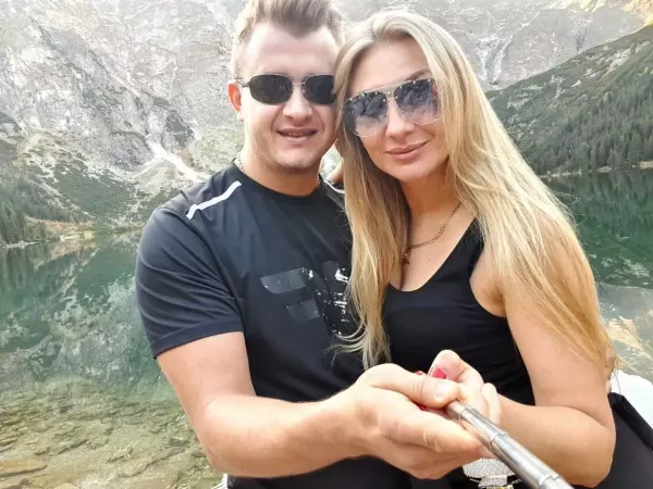 Dawid Narożny (Piękni i Młodzi) w czułych objęciach z ukochaną! Razem wyglądają cudownie!