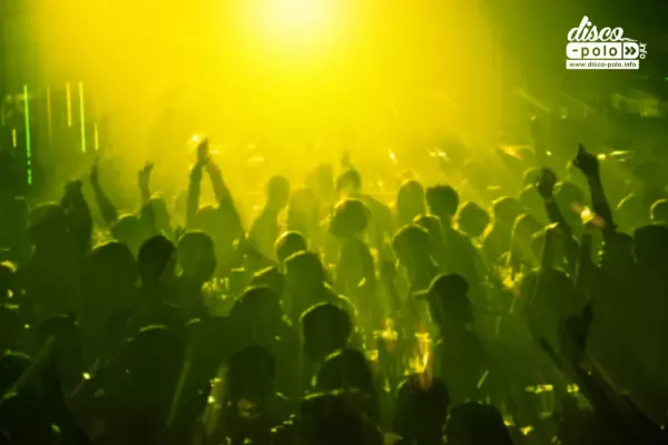Disco polo stanęło nad przepaścią? Zobaczcie jak wyglądał koncert znanego zespołu.