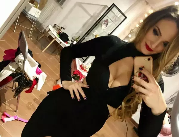 Popularna wokalistka disco polo odważnie odsłoniła biust! Ta różowa koszula to hit?!
