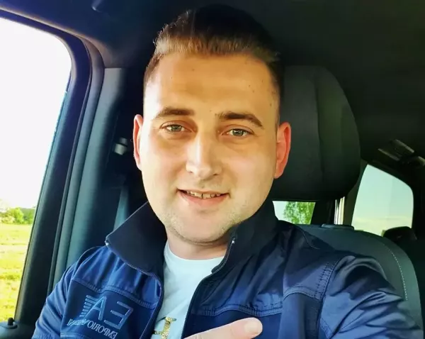To musiało się wydarzyć! Wokalista disco polo przesiadł się z Mustanga do Fiata 126p! 