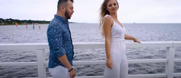 Przepiękna modelka w zmysłowych ujęciach na plaży! Tak gwiazdor disco polo kradnie serca swoich fanów!
