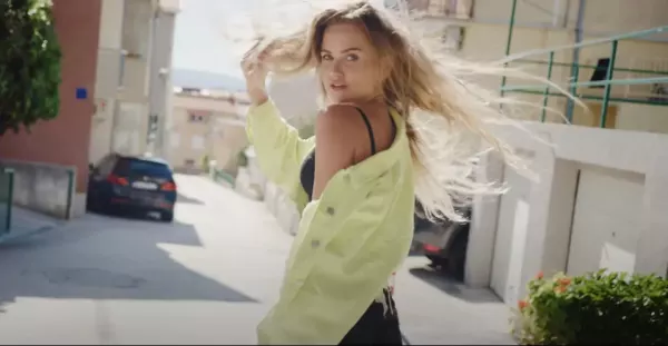 Kuszące kadry w teledysku disco polo! Czy zapewnią rozgłos i popularność zespołowi?!