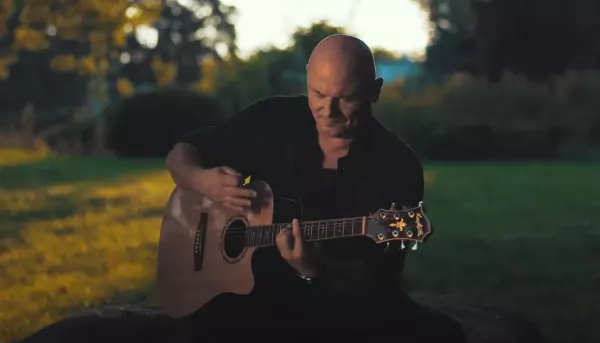 Wokalista disco polo z gitarą podbija serca fanów! To nagranie podbija sieć! 