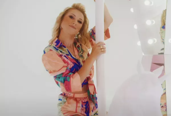„Ach Ty wariacie„ śpiewa zdolna wokalistka disco polo! Gorąca PREMIERA podbija internet. Czy stanie się HITEM?
