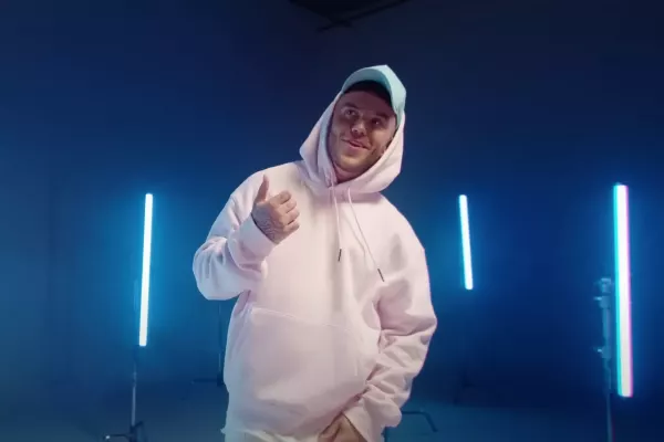 „Aj low ju” – Nowy hit Kacpra Pluty zdobywa serca fanów disco polo i bije rekordy! Jest wysoko na YouTube!