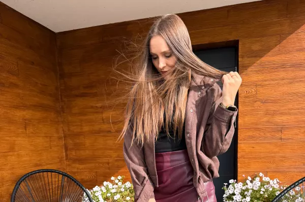 Ale nogi! Paula z Enjoy w mini i cienkich rajstopach podnosi temperaturę. Gwiazda disco polo pozuje na szpilkach