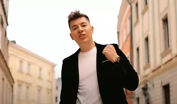 Alvaryo zaskakuje fanów nowym hitem „Miliony głosów„! Czy to powrót prawdziwego disco polo?

