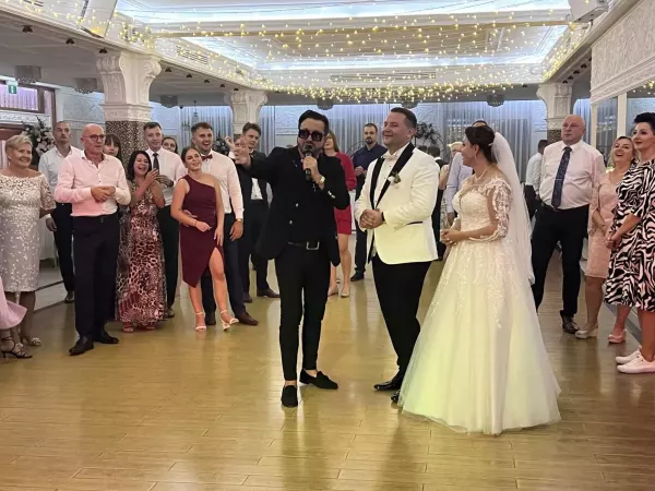 Andre królem weselnych parkietów! Gwiazdor disco polo skradł SHOW na weselu Karoliny i Pawła „Nic nie daje takiej energii„ Goście zachwyceni! 