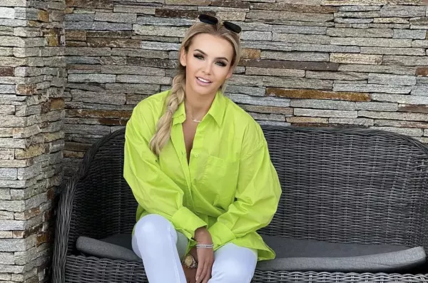Monika Chwajoł wygląda jak anioł! Gwiazda disco polo zaskoczyła białą kreacją! Biust obsypały perły! FOTO