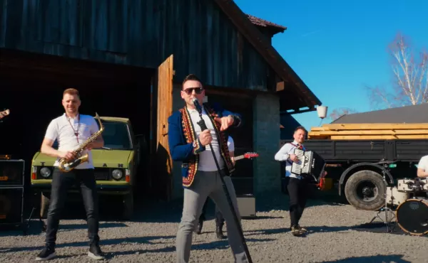 ”Bądź!” – nowość od Szalonego Drużby. Ten teledysk to będzie hit wiosny?! Posłuchajcie premiery! 