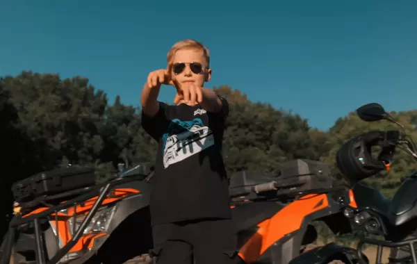 Bartek BGK z mocnym przekazem w nowym singlu. Utwór „Haters gonna hate” to muzyczna deklaracja artysty