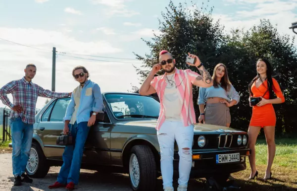 Bartii wrócił do lat 90. z Walkmanem! Zobacz fragment teledysku „Disco Polo”