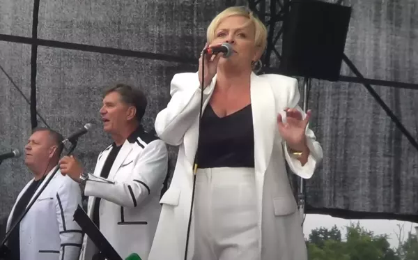 Bayer Full i w roli głównej Beata Jasińska! Zobaczcie jak zaśpiewała na imprezie Ojca Rydzyka! Genialny głos!