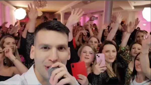 Bayera na żywo z hitem pt. „Kocha się raz„. To prawdziwy hicior! Czy to najlepszy hit weselnym?